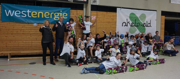 Kinder und Jugendliche feiern den Abschluss des Skateboard-Workshops in der Turnhalle Heimerzheim