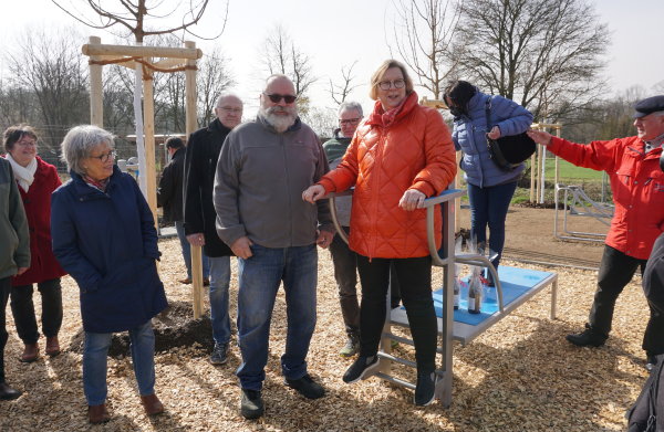 Bürgermeisterin Kalkbrenner probiert ein Gerät des Fitness-Outdoor-Parcours aus. An der Eröffnung nahmen Vertreter des Gemeindesportverbands, der Sportvereine, Mitglieder des Rates sowie Vertreter der beteiligten Unternehmen teil.