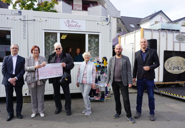 Bernd Weber (Kreissparkasse Köln), Petra Kalkbrenner, Norbert Nettekoven (RVU), Waltraud Gabriel (Gewerbeverein Swisttal), Martin Konen und Beigeordneter Tobias Weingartz stehen vor den neuen Containern.