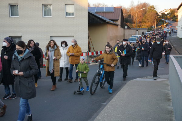 Teilnehmer der Mahnwache auf dem Weg zum Frohnhof in Heimerzheim