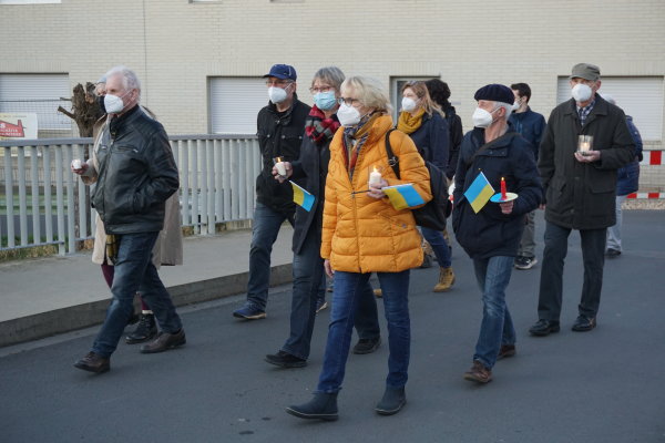 Teilnehmer der Mahnwache auf dem Weg zum Frohnhof in Heimerzheim