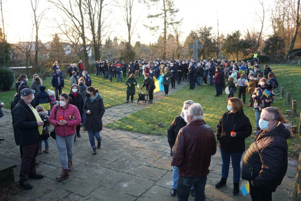 Teilnehmer der Mahnwache auf dem Ehrenfriedhof in Heimerzheim