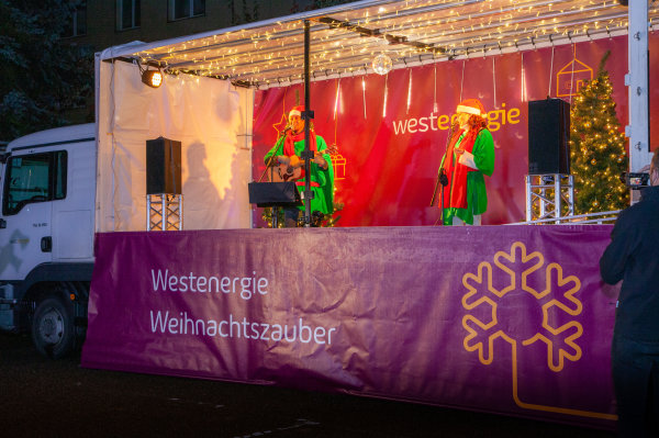 Auf mobilen Showbühnen werden Gesangsduos im Rahmen des Westenergie Weihnachtszaubers auch in der Gemeinde Swisttal Halt machen. Verschiedene Einrichtungen wie Krankenhäuser und Kindergärten, aber auch Privatpersonen werden im Rahmen des Projekts überrascht.