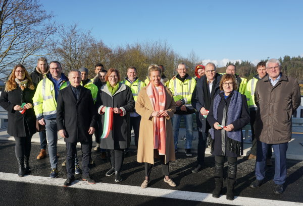 NRW-Verkehrsministerin Ina Brandes gibt Swistbachbrücke frei.