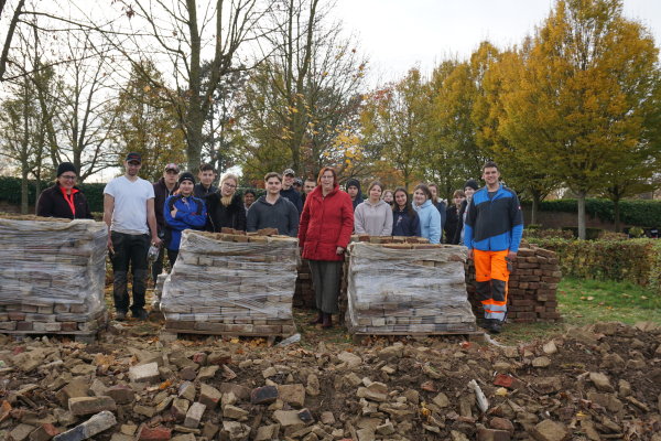 Schüler helfen auf dem Friedhof in Ollheim