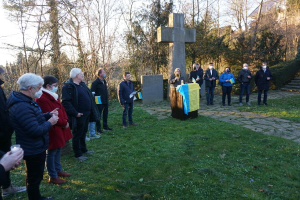 Vertreter der Parteien, der Kirchen und die Bürgermeisterin auf der Mahnwache auf dem Ehrenfriedhof in Heimerzheim