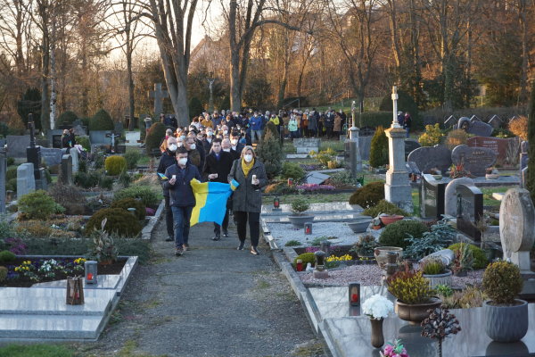 Teilnehmer der Mahnwache auf dem Ehrenfriedhof in Heimerzheim