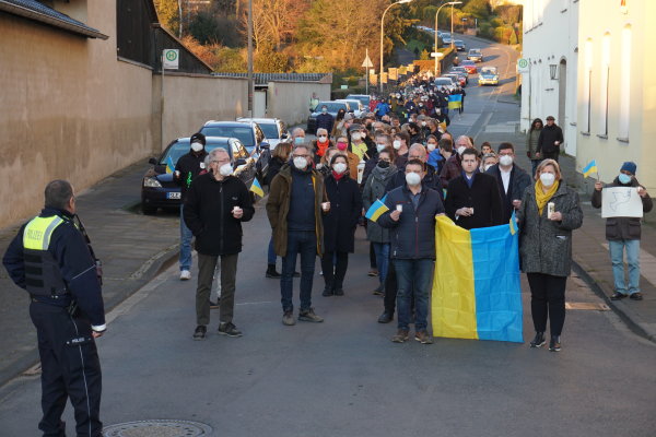 Teilnehmer der Mahnwache auf dem Weg zum Frohnhof in Heimerzheim