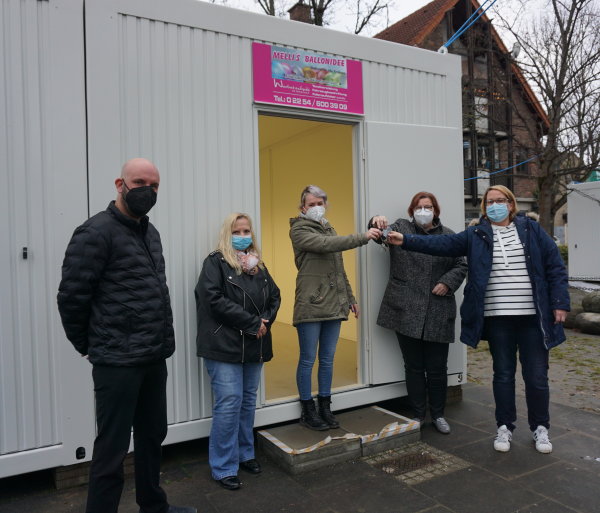 Schüsselübergabe vor dem Container an Anja Fritzsche (m.) mit v.l. Swisttals Wirtschaftsförderer Martin Koenen, Monika Erfling, Petra Kalkbrenner (2.v.r.) und Melanie Breuer (r.).