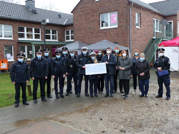 Anwärterinnen und Anwärter des Bundespolizeiaus- und -fortbildungszentrums Swisttal überreichen symbolischen Spendenscheck.