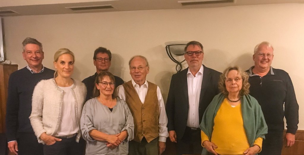 Der neu gewählte Vorstand des Bürgerprojekts unser Dorfladen (v.l.n.r.): Stefan Lütke, Claudia Grave, Dieter Ramershoven, Claudia Schneider, Dr. Ralf Petzold, Uwe Jülichs, Annette Löning, Joachim Euler.