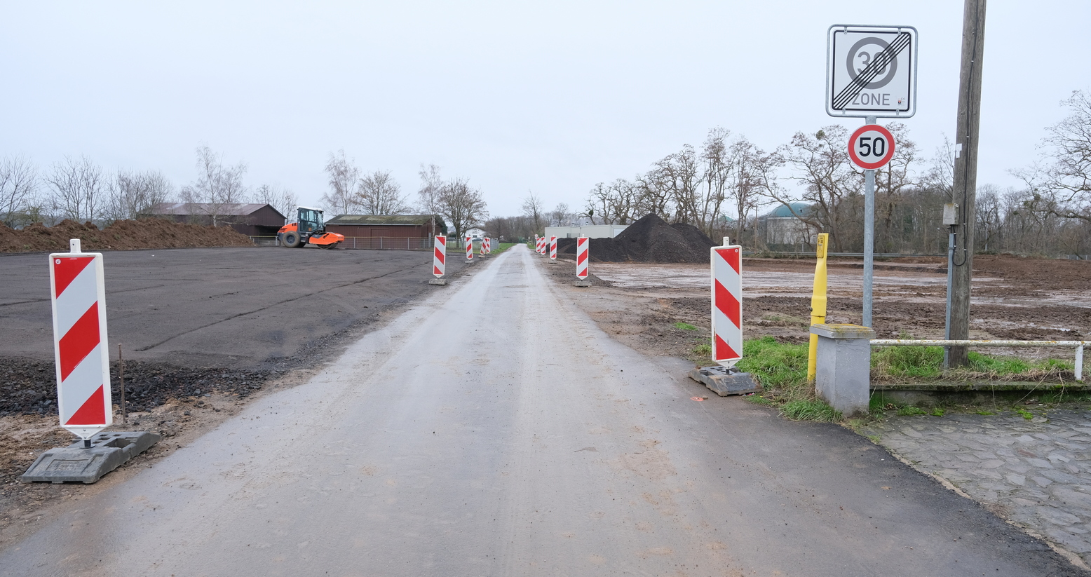 Das Bild zeigt einen Feldweg in Verlängerung der Straße 