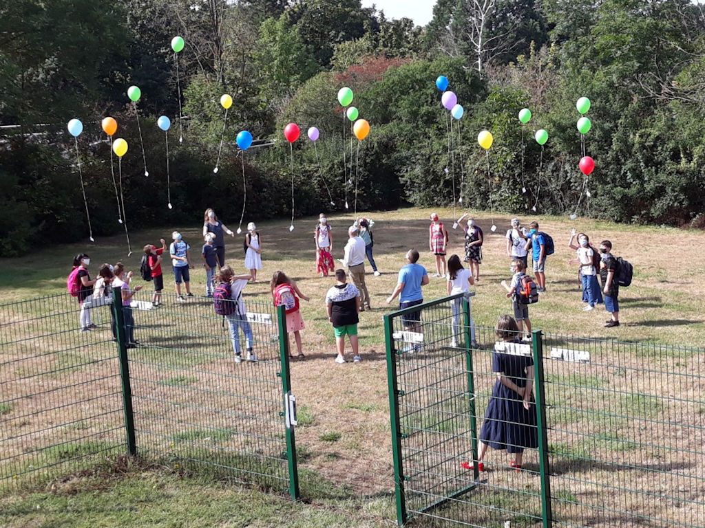 Einschulung 5te Klassen, Wunschballons steigen in den Himmer