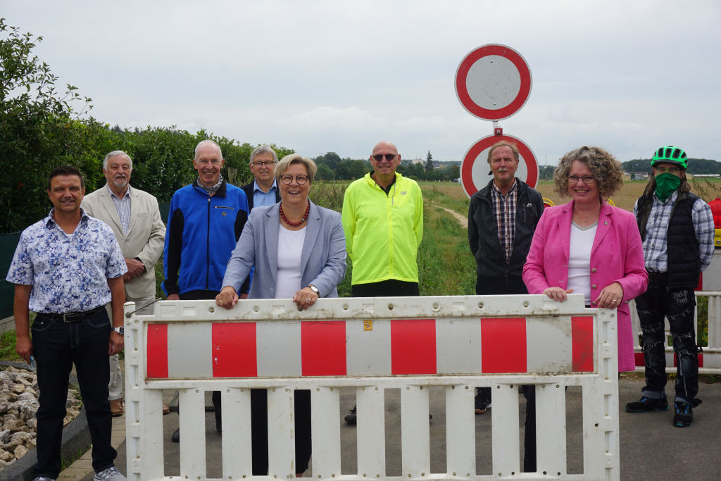 Beginn des Radwegebaus - Auf dem Foto sind folgende Personen zu sehen: Manfred Lütz (CDU), Gerhard Bubel (Sachkundiger Bürger für die FDP) , Volkmar Sievert (ADFC), Dr. Christian Boese (SPD), Petra Kalkbrenner, Herbert Waskow (die Swisttaler), Peter Langes (BfS), Anna-Katharina Horst(Bürgermeisterin Weilerswist), Sven Kraatz (die Grünen)