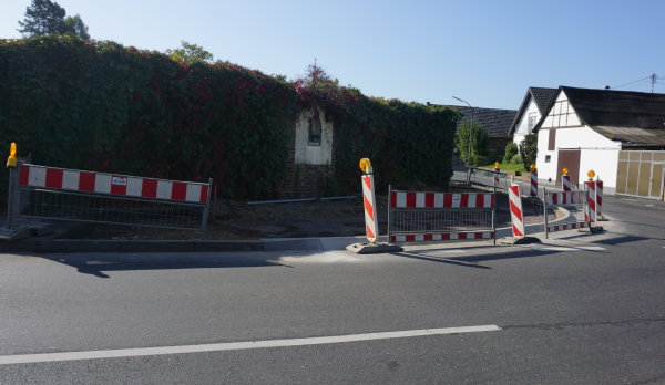 Zu sehen ist der Kurvenbereich im Dorf Morenhoven, welcher derzeit im Innenbereich durch eine Baustelle abgesperrt ist, da dort ein Radweg verbreitert wird.