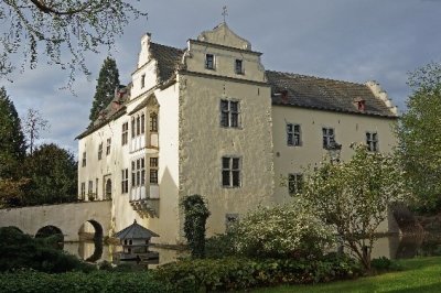 Auf dem Bild ist die Burg Odenhausen zu sehen.