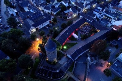 Auf dem Bild ist die Rheinbacher Burg aus der Vogelperspektive zu sehen.