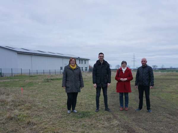 Auf dem Foto sind von links nach rechts Petra Kalkbrenner, Marcel Hoffmann, Gisela Hein und Martin Koenen auf einer Wiese im Gewerbepark Odendorf zu sehen