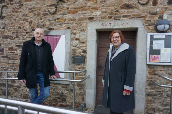 Bernhard Hiesinger und Petra Kalkbrenner stehen vor dem Zehnhaus in Odendorf.