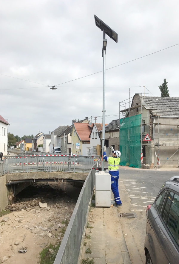 Mitarbeiter der Westnetz bei der Übrerprüfung der Straßenbeleuchtung