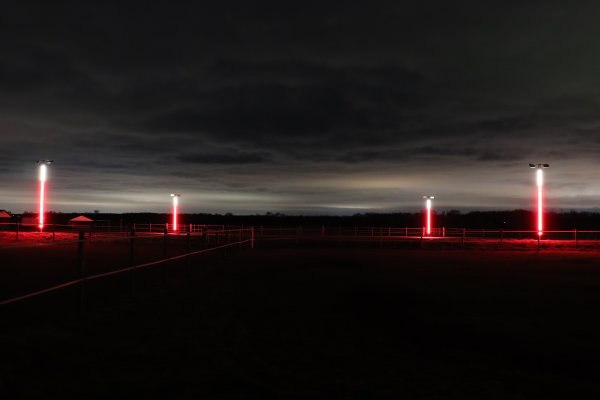 Auf dem Bild sind die Lichter des größten und weithin sichtbaren Adventskranzes in der Gemeinde Swisttal auf dem Margaretenhof in Swisttal-Miel zu sehen.