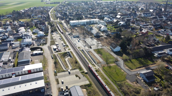 Auf dem Bild ist der Bahnhof Odendorf und das Umfeld aus der Vogelperspektive zu sehen. 