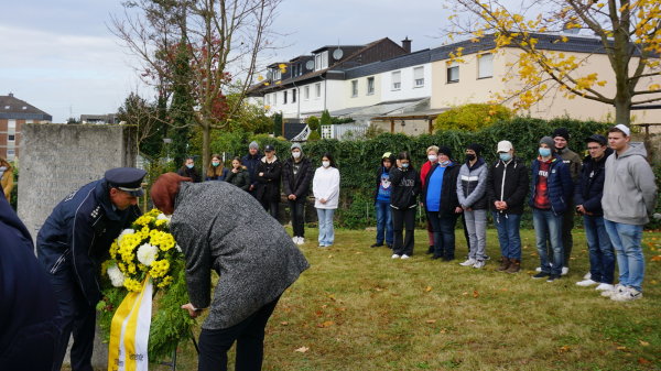 Der Gedenkstein wird mit in Anwesenheit der Schüler der Gesamtschule Swisttal mit einem Kranz geehrt.