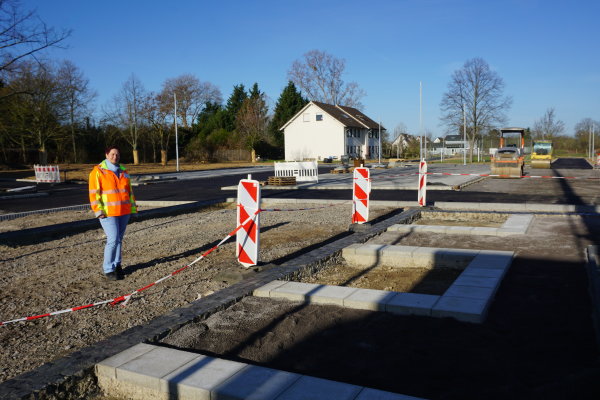 Auf dem Bild ist Frau Danziger, Fachbereich Gemeindeentwicklung zu sehen, die an den Grundsteinen für die neue Park and Ride Anlage steht. Die Anlage ist am Bahnhof Odendorf, am südlichen Bahnhofsumfeld.