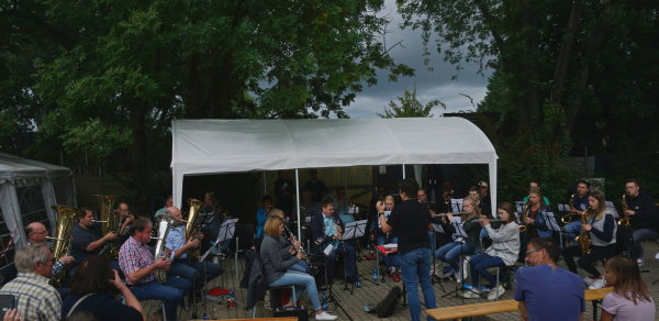 Musiker und Zuschauer auf dem Zehnhofplatz.