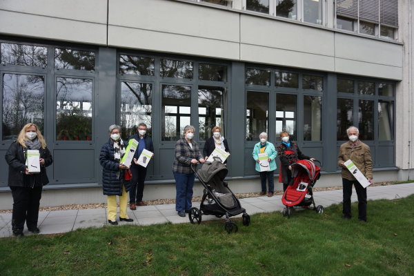 Auf dem Foto sind neben der Bürgermeisterin und dem Beigeordneten auch die zuständigen Personen der Swisttaler Tafel, sowie die beiden gespendeten Kinderwagen zu sehen.