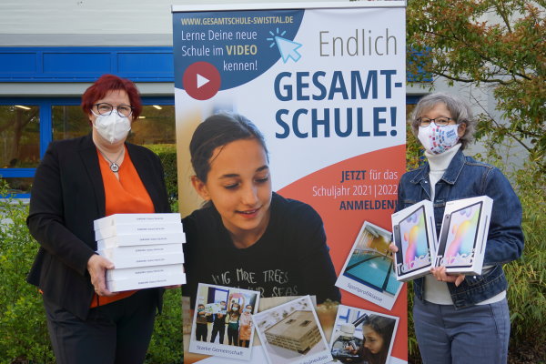 Auf dem Foto sind Bürgermeisterin Kalkbrenenr und die Schulleiterin der Gesamtschule Frau Prochnow Penedo mit den neuen Endgeräten zu sehen.