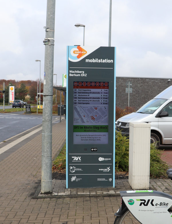 Eine DFI oder so genannte dynamische Fahrgastinformationsstation steht in Wachtberg Berkum an einem Einkaufszentrum und zeigt Informationen an.