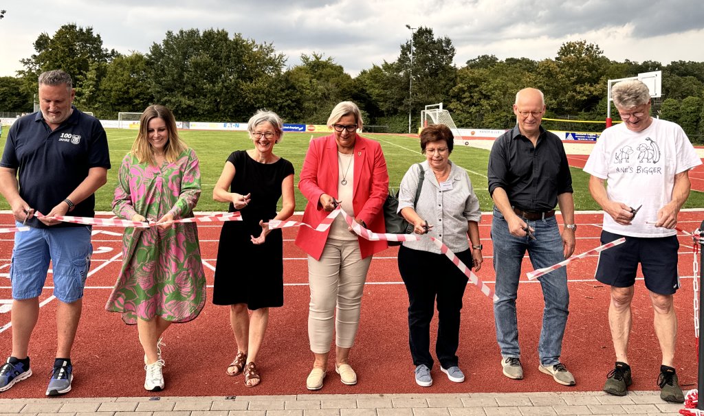 v.l.n.r.: Andreas Engels -1. Vorsitzender SSV Heimerzheim-, Barbara Kolz -Rektorin der Swistbachschule-, Sybille Prochnow Penedo -Rektorin der Gesamtschule Swisttal-, Bürgermeisterin Petra Kalkbrenner, Monika Kuczinski -Gemeindesportverband Swisttal-, Dr. Markus Fischer -Planungsbüro Dr.-Ing. Fischer Consult GmbH-, Hermann Menth -Ortsvorsteher Heimerzheim-   