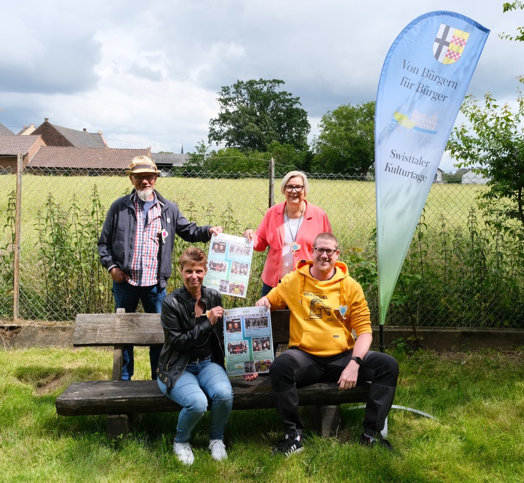 v.l.n.r.: Arthur Müller (Mitorganisator), Silke Adamek (Sachbearbeiterin Kultur - Gemeinde Swisttal), Petra Kalkbrenner (Bürgermeisterin), Dominik Schweminski (Moderator der Picknick-Konzerte)