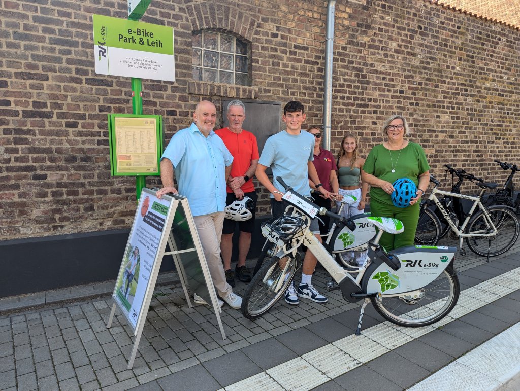 Virtuelle RVK e-Bike-Station Morenhoven: Ortsvorsteher Norbert Sauren (vorne links) und Linus Schäfer (Mitte) trafen Bürgermeisterin Petra Kalkbrenner (vorne rechts) an der virtuellen Leihstation in Morenhoven. Linus Schäfer stellte erstmalig 2020 einen Antrag auf Einrichtung einer virtuellen Leihstation in Morenhoven.