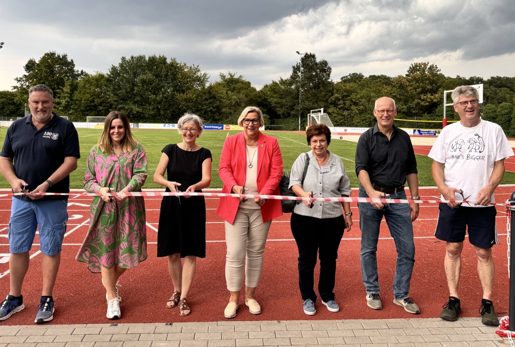 v.l.n.r.: Andreas Engels -1. Vorsitzender SSV Heimerzheim-, Barbara Kolz -Rektorin der Swistbachschule-, Sybille Prochnow Penedo -Rektorin der Gesamtschule Swisttal-, Bürgermeisterin Petra Kalkbrenner, Monika Kuczinski -Gemeindesportverband Swisttal-, Dr. Markus Fischer -Planungsbüro Dr.-Ing. Fischer Consult GmbH-, Hermann Menth -Ortsvorsteher Heimerzheim-   