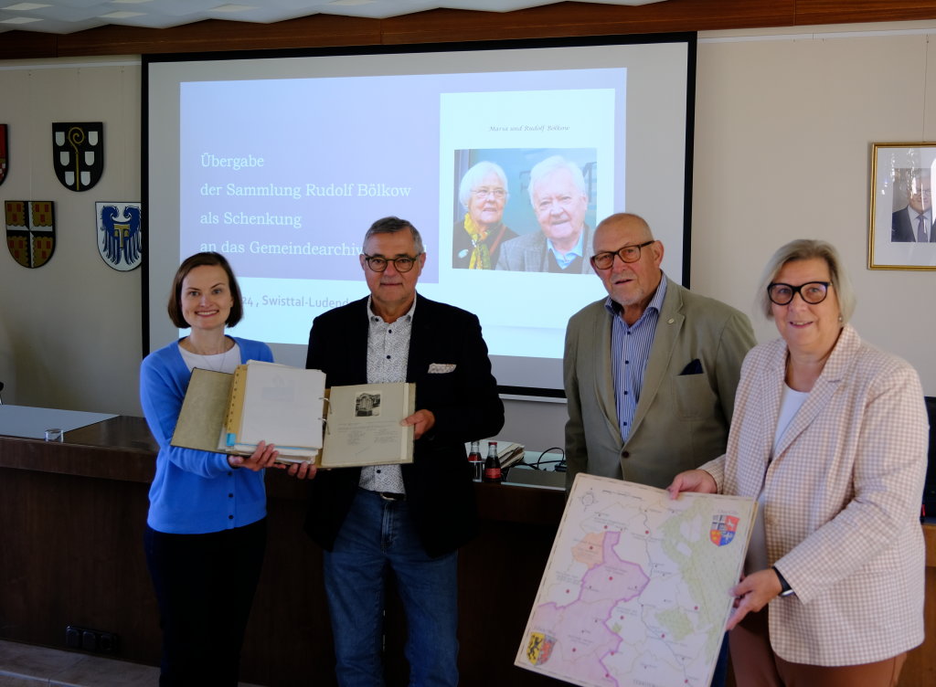 v.l.n.r.: Hanna Albers -Gemeindearchivarin-, Hans-Joachim Bölkow -Sohn des Heimatforschers Rudolf Bölkow-, Georg Schmidberger -ehem. Vorsitzender des Arbeitskreises Heimerzheim-, Bürgermeisterin Petra Kalkbrenner 