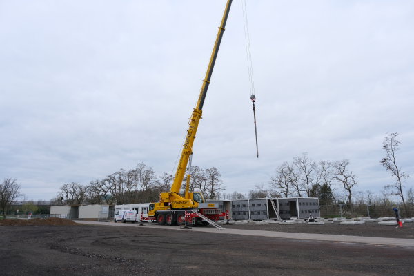 Der Lastkran bei den Aufstellarbeiten der Containeranlage für die Ersatzschule