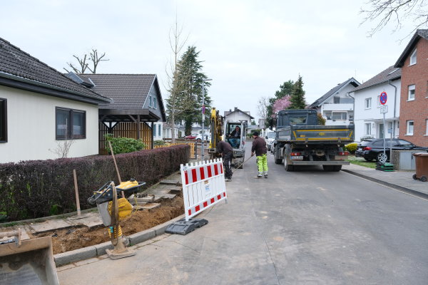 Mitarbeiter des Unternehmens Lanzerath GmbH & Co. KG bei den Ausbauarbeiten