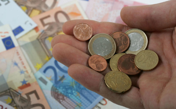 Geld in Hand - Euros und Cents, Scheine im Hintergrund