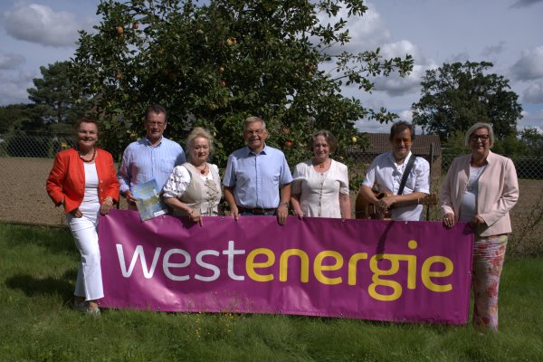 Lydia Bauer (Westenergie), Dieter Ramershoven (Ortsvorsteher Buschhoven und Ortsausschuss Buschhoven), Angelika Hansen (Ortsausschuss Buschhoven), Helmut Meller (Ortsausschuss Buschhoven), Paula Timmermann (Ortsausschuss Buschhoven), Dieter „Decay“ Kirchenbauer (Musikproduzent und Musiker bzw. „Chef“ der Band, die auf dem Fest auftritt) und Bürgermeisterin Kalkbrenner.