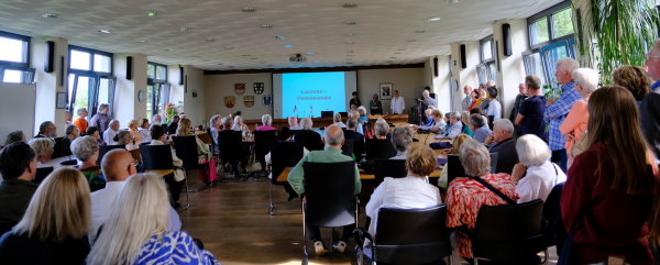 Aufmerksam folgt das Publikum dem Vortrag von Dr. Carl Körner im Ratssaal der Gemeinde Swisttal