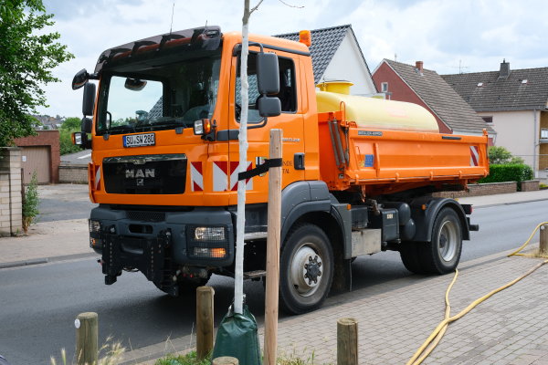 Der Bewässerungswagen des Bauhofs der Gemeinde Swisttal im Einsatz