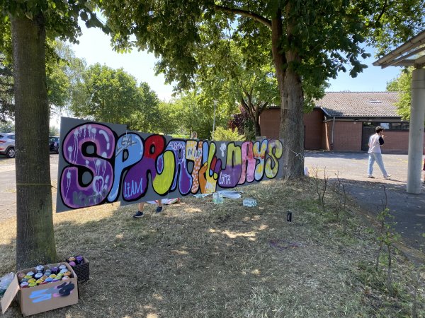 Hier ist die Spraydays-Wand in Straßfeld zu sehen, die vor dem Dorfhaus ist.