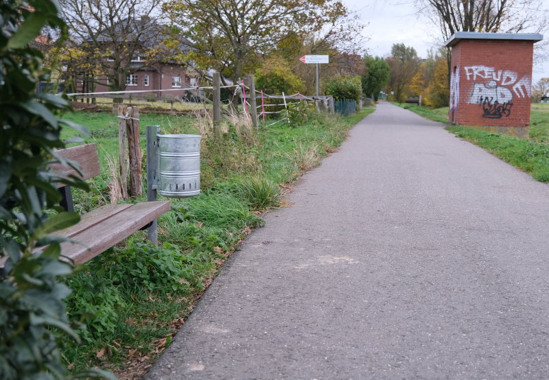 Morenhoven: Neuer Mülleimer, Bank, Versetzung an die Straße im Auel